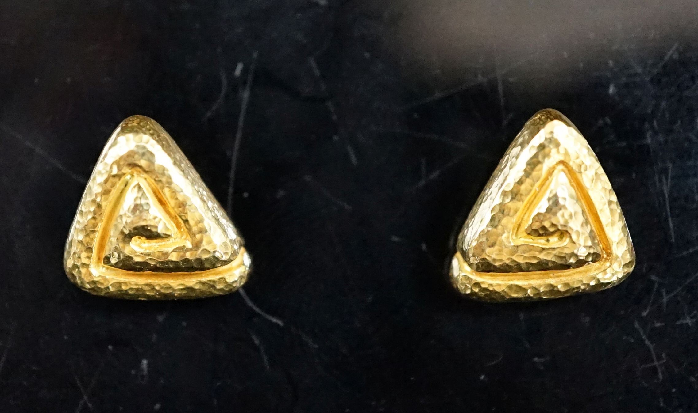 A pair of Zoartas planished 750 yellow metal triangular ear studs, 12mm, 5.5 grams, signed.